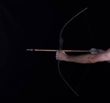 Okçu yaydan alevli bir ok atar.