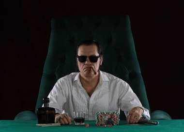 Kumarbaz, poker oyuncusu, silahlı bir suçlu.