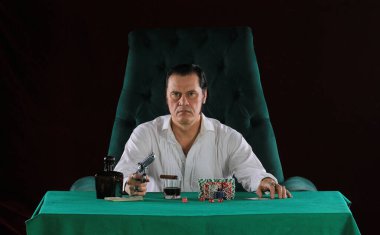 Kumarbaz, poker oyuncusu, silahlı bir suçlu.