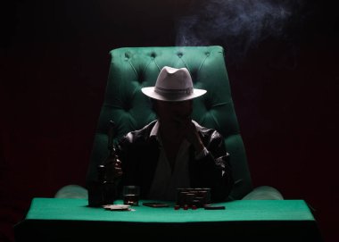 Kumarbaz, poker oyuncusu, silahlı bir suçlu.