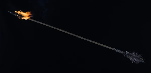 Flecha Queimando Voando Fundo Preto — Fotografia de Stock