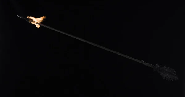 Fliegender Brennender Pfeil Auf Schwarzem Hintergrund — Stockfoto