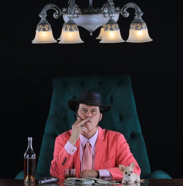  Suçlu, zengin bir iş adamının portresi.