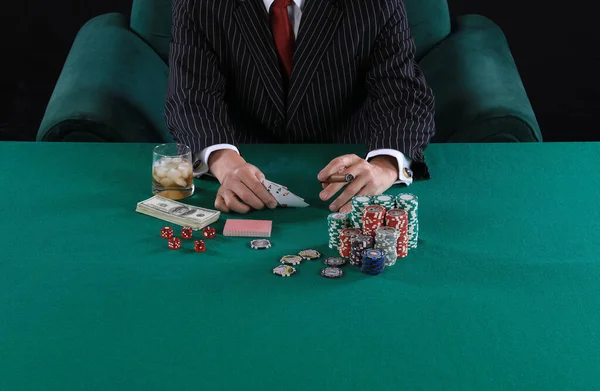 Yeşil Kart Masasında Bir Poker Oyuncusunun Elleri — Stok fotoğraf