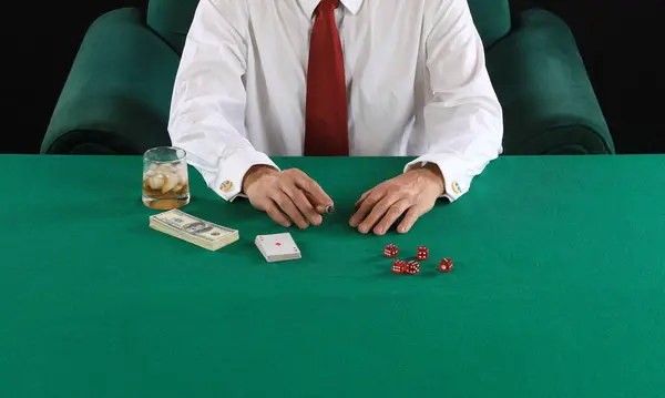 Mãos Jogador Poker Uma Mesa Green Card — Fotografia de Stock