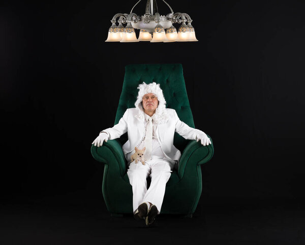 Дворянин в белом парике и белом костюме