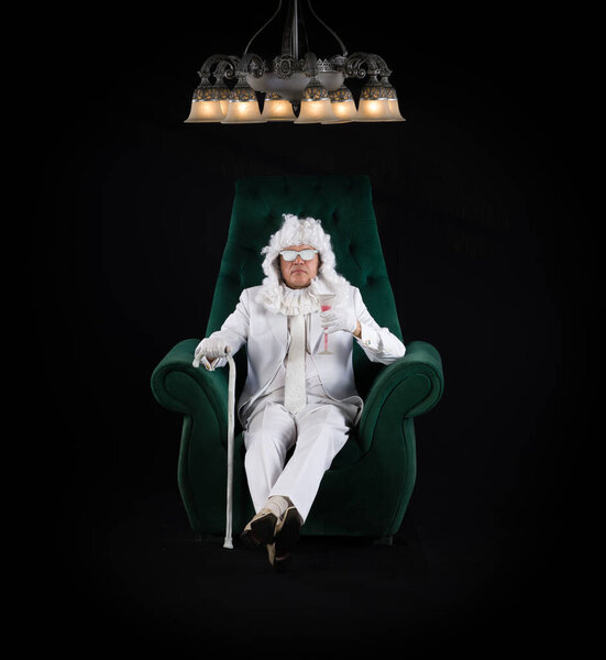 Дворянин в белом парике и белом костюме