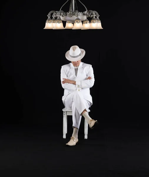 Beyaz Takım Elbiseli Zengin Beyefendi Siyah Stüdyo Arka Planında Bir — Stok fotoğraf