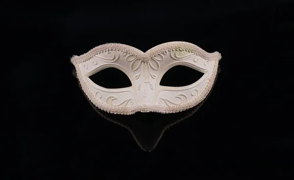 Goldene Maskerade Augenmaske Isoliert Auf Schwarzem Hintergrund — Stockfoto