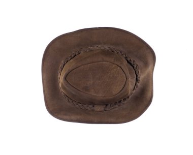 Beyaz arka planda izole edilmiş buruşuk deri kovboy şapkası.