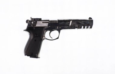  Beyaz arkaplanda izole edilmiş gümüş parlak tabanca