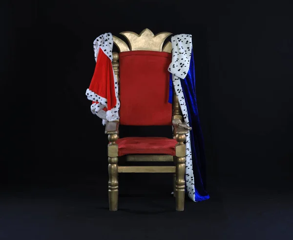 王位上的王冠 — 图库照片