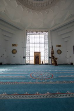 Cami içinde bir mekan, ibadet için bir yer.