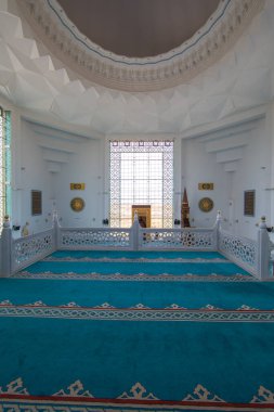 Cami içinde bir mekan, ibadet için bir yer.