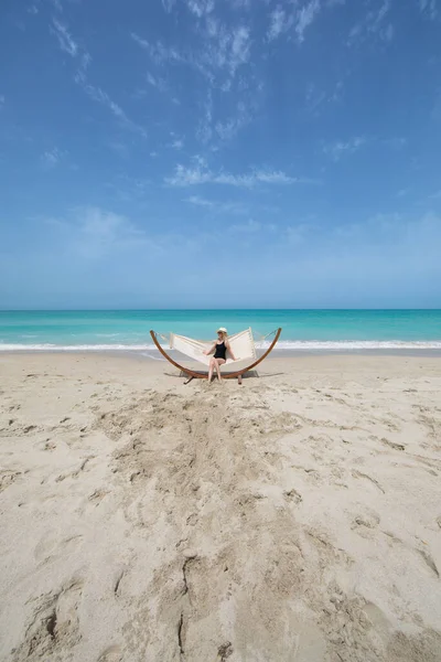 Widok Ładne Dziewczyny Swinging Hummock Plaży Morskiej — Zdjęcie stockowe