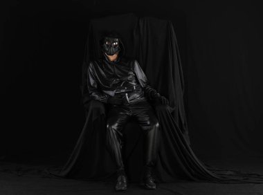 Siyah arka planda maske takmış gelecekçi bir askerin portresi.