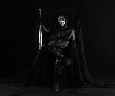 Siyah arka planda maske takmış gelecekçi bir askerin portresi.