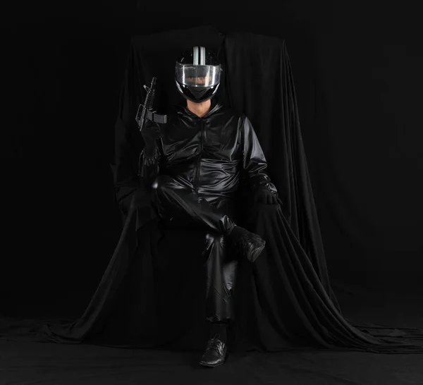 Retrato Motociclista Casco Sobre Una Silla Sobre Fondo Negro —  Fotos de Stock