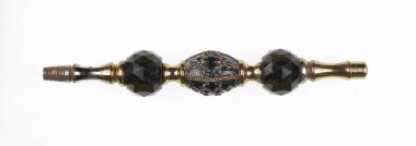 Beyaz arka planda izole taşları olan sihirli değnek