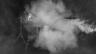 Siyah arka planda profesyonel davulcular.