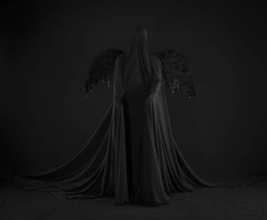 Siyah arka planda kara kanatlı iblis melek.