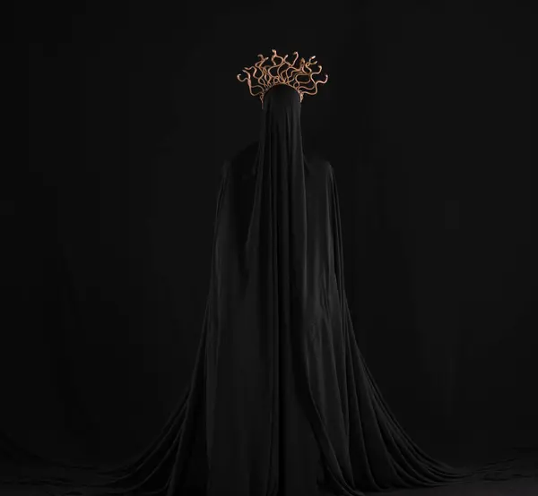 Siyah arka planda siyah pelerinli cadı