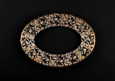 Çiçek desenli oval altın çerçeve siyah arka planda izole