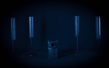 Siyah arka planda hoparlörleri olan klasik siyah stüdyo stereo sistemi.