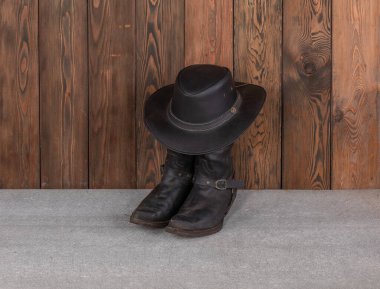 # Kovboy şapkası ve çizmeleri tahta zeminde