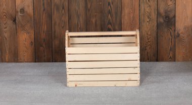 Ahşap zemin üzerindeki tahta kutu.