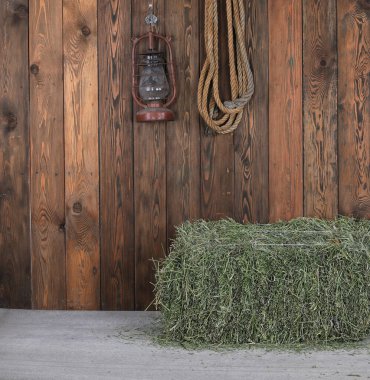  Kovboy ahırında saman yığını