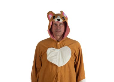  Köpek kostümlü komik adam.