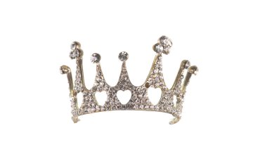  Kırık kral tacı beyaz arka planda izole edilmiş