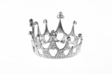  Beyaz arkaplanda izole edilmiş elmas taç