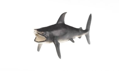  Beyaz arka planda izole edilmiş plastik oyuncak köpekbalığı.