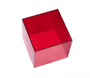  beyaz arkaplanda izole edilmiş kırmızı saydam geometrik cam küp