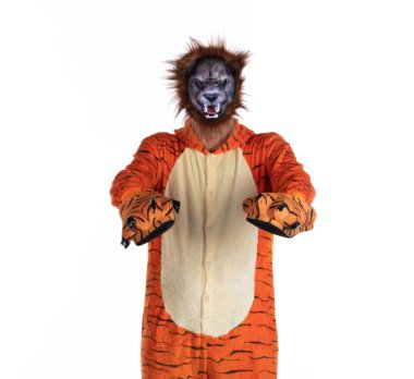  Kaplan kostümlü komik adam.