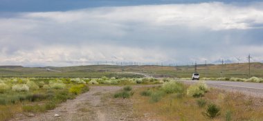 Güzel yaz manzarası, otoban ve yeşil arazi Mavi gökyüzü ile beyaz bulutlar