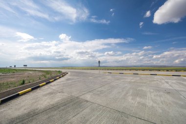 Güzel yaz manzarası, otoban ve yeşil arazi Mavi gökyüzü ile beyaz bulutlar