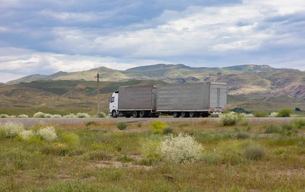 Güzel yaz manzarası, otoban ve yeşil arazi Mavi gökyüzü ile beyaz bulutlar