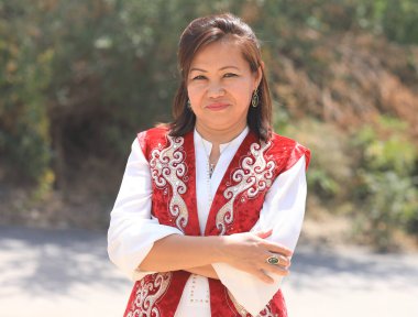 Ulusal giysili Kazak kadın.