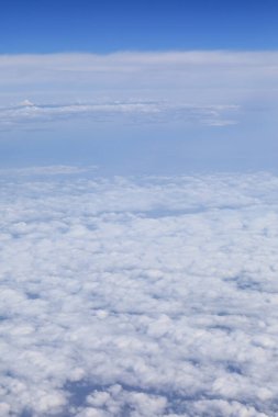 Ufuktaki beyaz bulutlar mavi gökyüzüne karşı