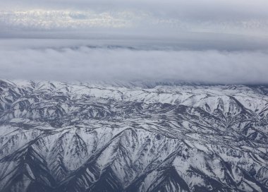 karlı dağlara uçaktaki göster