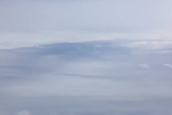 青空に対する地平線上の白い雲 — ストック写真