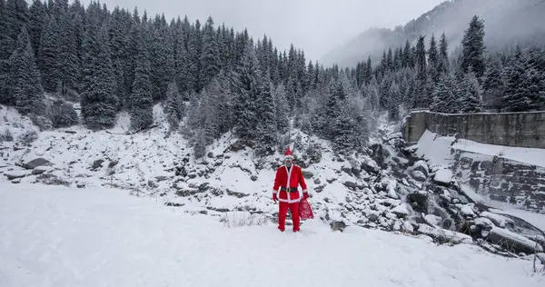 Santa Claus Dans Les Montagnes — Photo