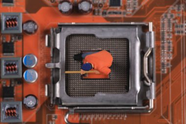 Mikroçipli ve kapasitörlü elektronik mikro devre, yakın çekim, makro