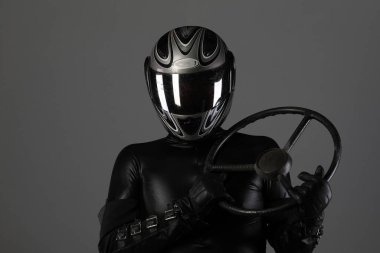 Bir motorcunun portresi