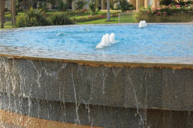 Tatil köyünde yaz havuzu