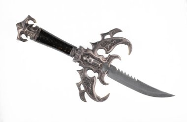 Beyaz arka planda izole edilmiş kısa fantezi kılıcı