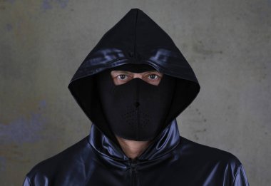 Siyah maskeli, kapüşonlu bilinmeyen bir adam.